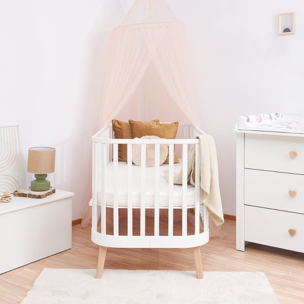 Principal kinderbed wit in babykamer met roze hemel