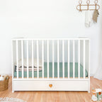 Lieve babybed met lade – detail hartje