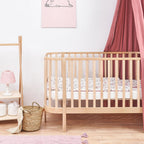 Grand kinderbed hout in babykamer met hemel