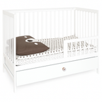 Beau babybed met lade en bijtranden – sfeerbeeld