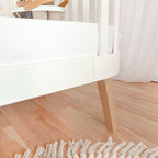 Principal kinderbed wit detail houten poot