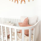 Principal kinderbed wit in kinderkamer met roze kussens