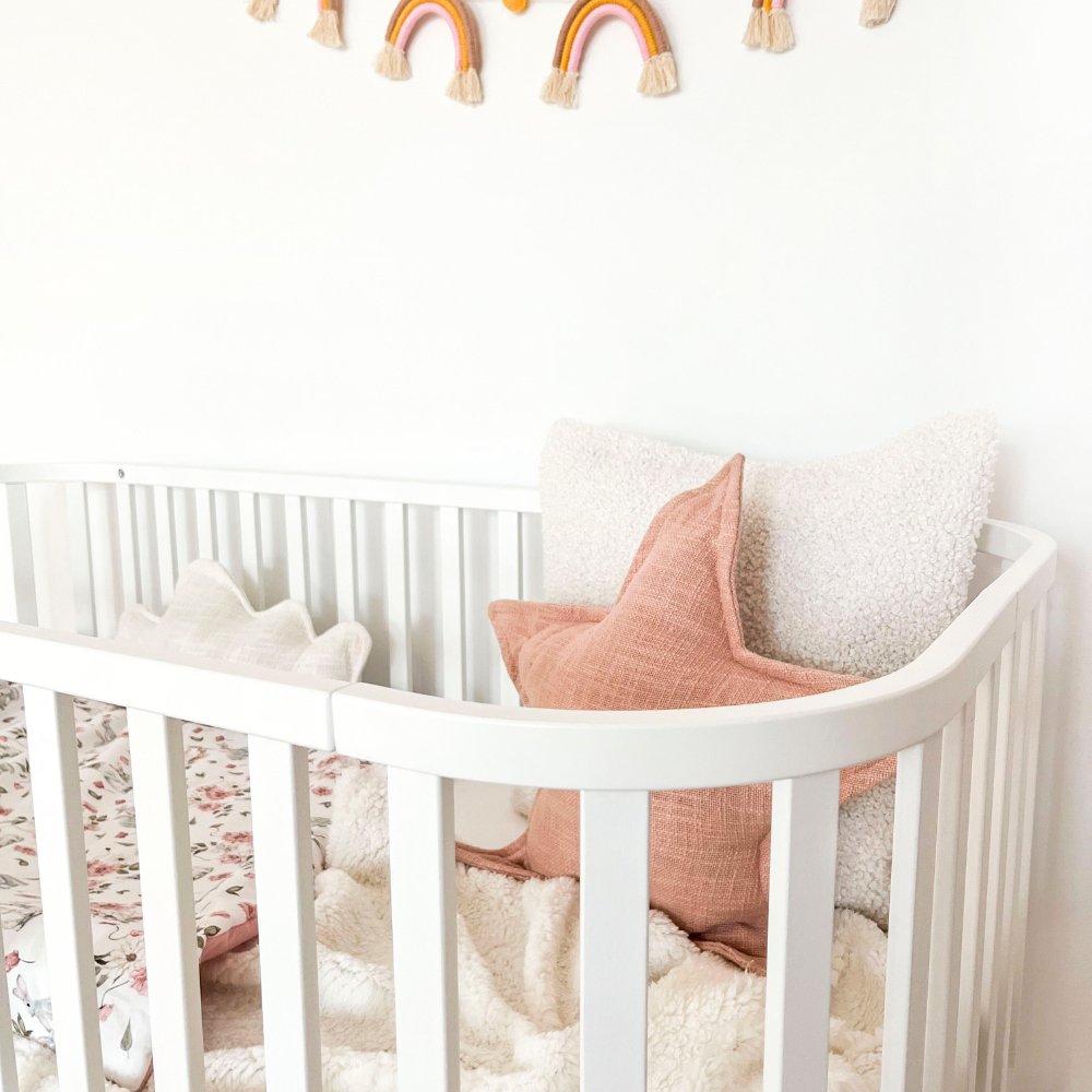 Principal kinderbed wit in kinderkamer met roze kussens