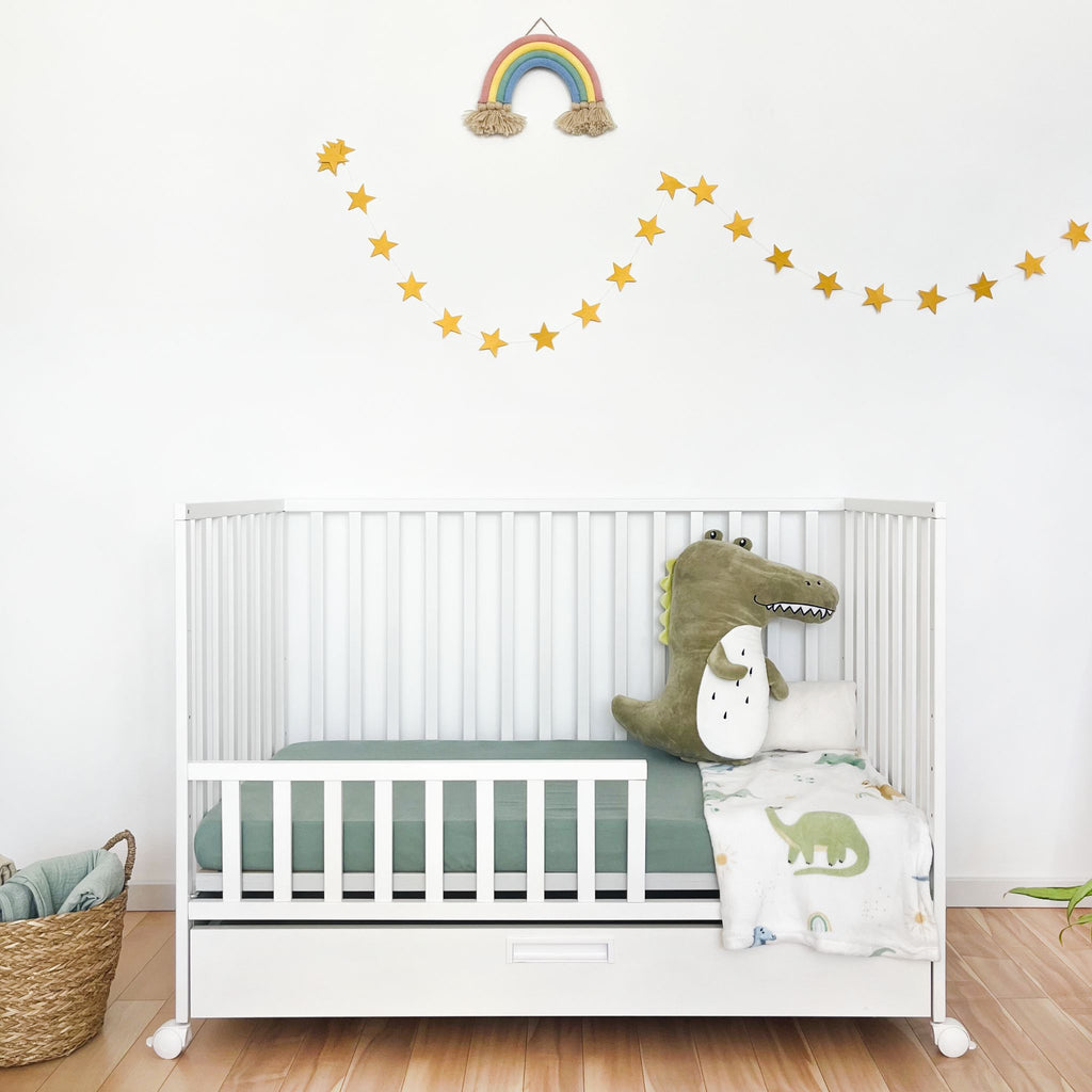 Lux babybed met lade en wieltjes – sfeer kinderkamer