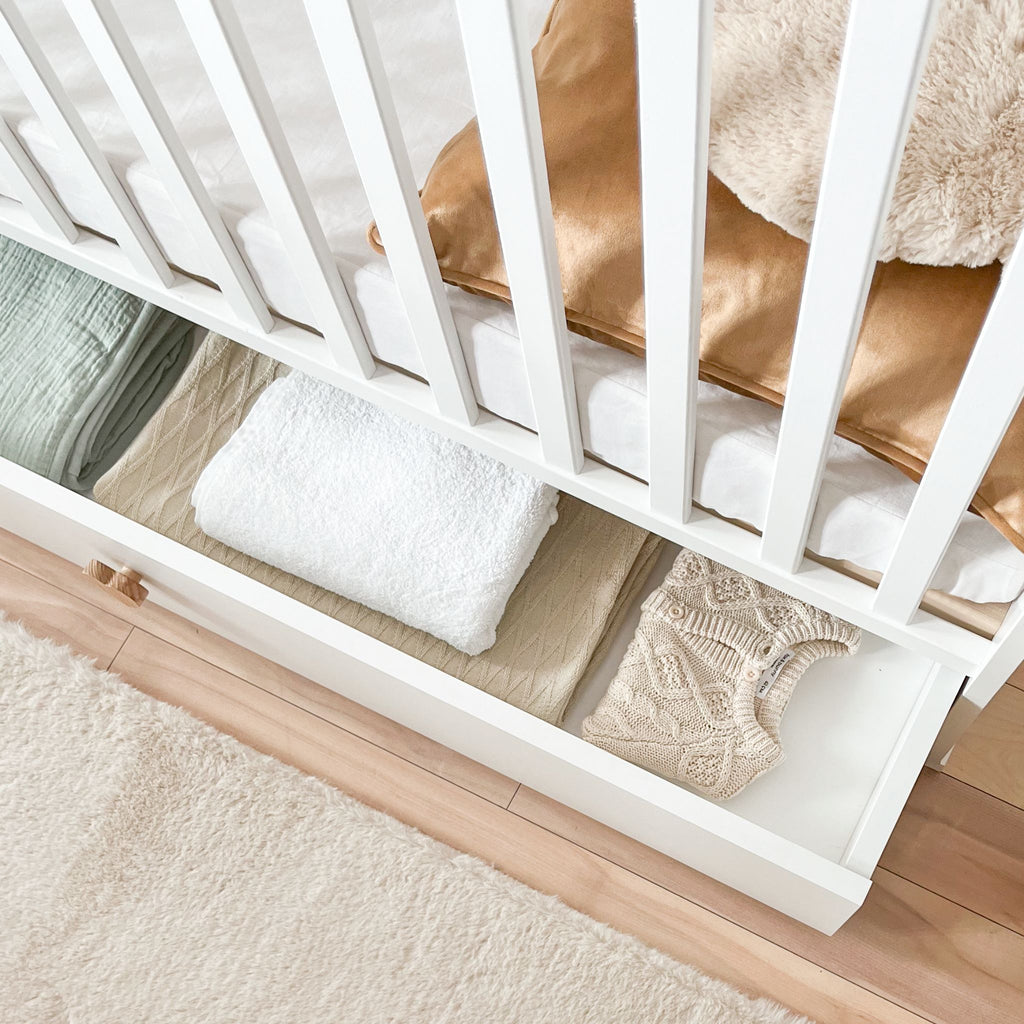 Lieve babybed met lade – detail lattenbodem