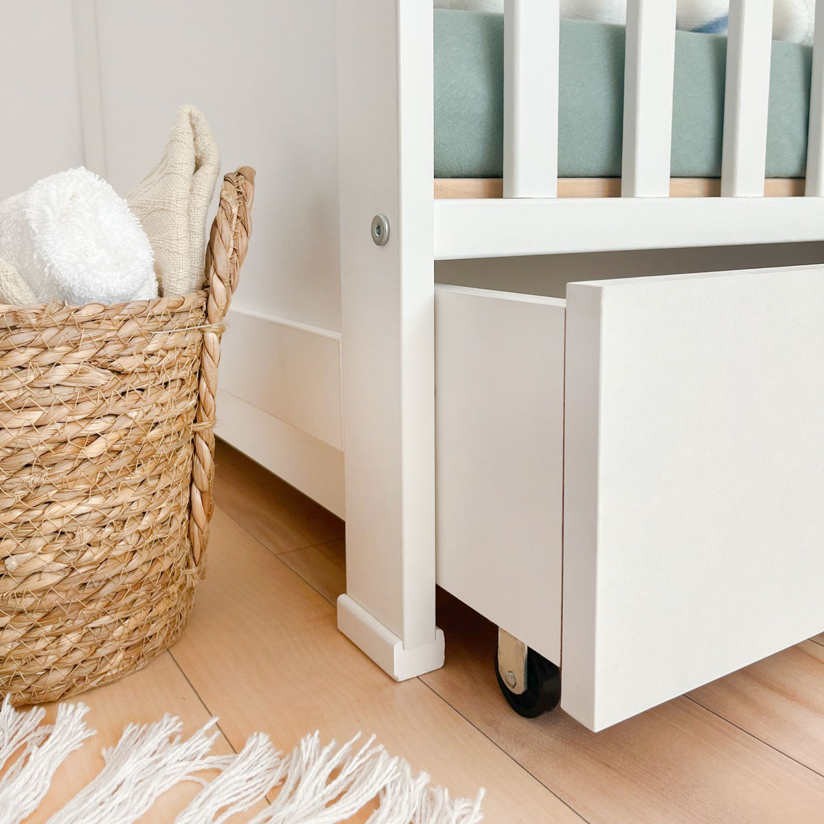 Lieve babybed met lade – sfeer kinderkamer