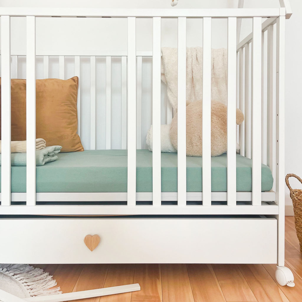 Tipi Dreamy babybed met lade en wieltjes – sfeer kinderkamer