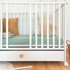 Tipi Dreamy babybed met lade en wieltjes – sfeer kinderkamer