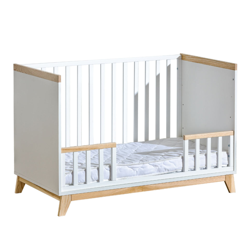 Fjord babybed met sofafunctie – zijaanzicht