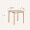 Speeltafel met 2 stoeltjes hout – vooraanzicht