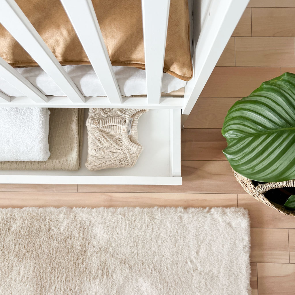 Lieve babybed met lade – sfeer