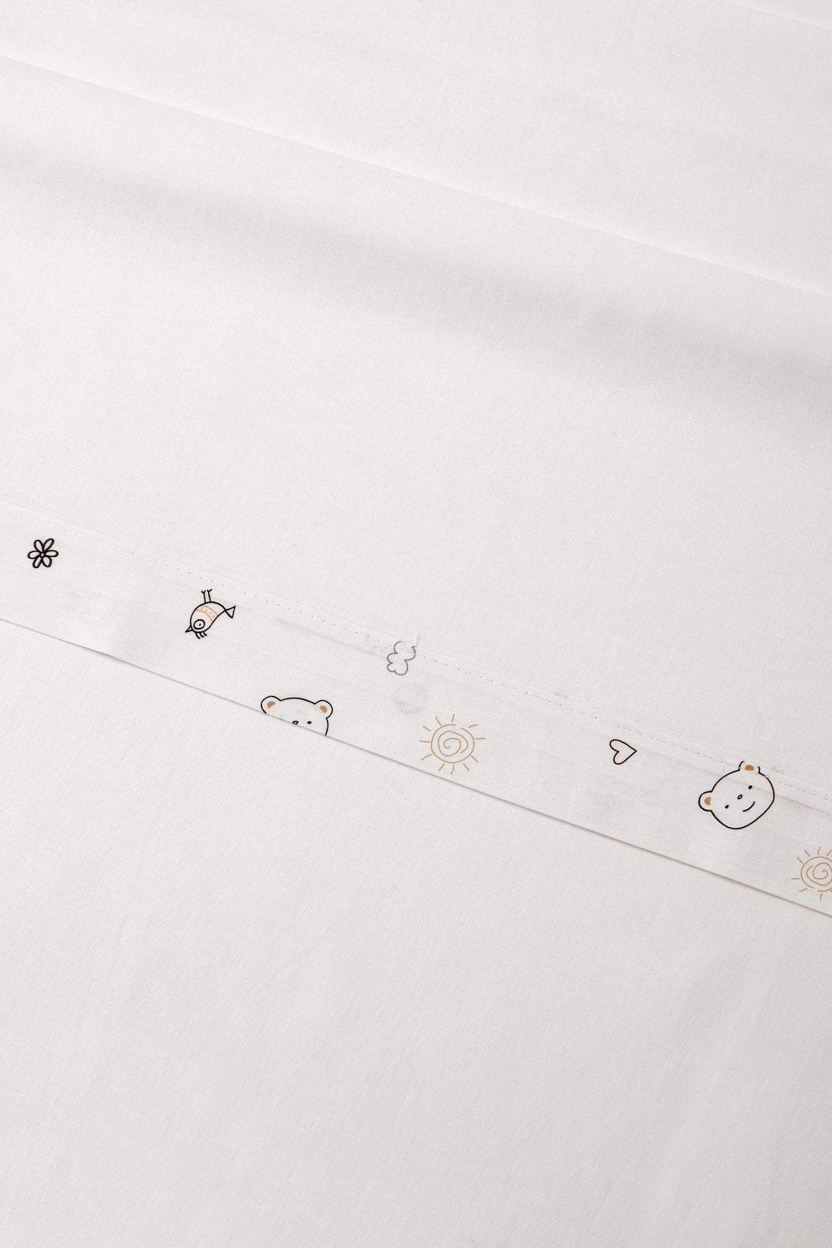 Tijn beddenset op het babybed