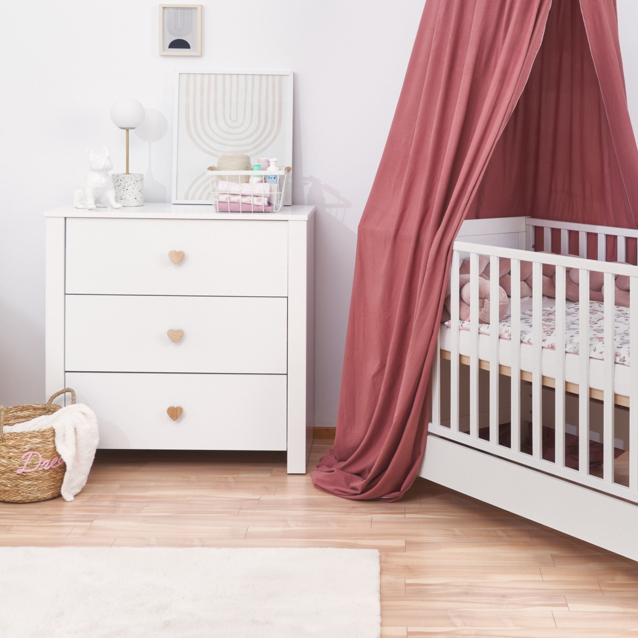 Lieve commode met verschoonblad – sfeer kinderkamer