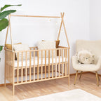 Tipi babybed naturel in kinderkamer met berenstoel