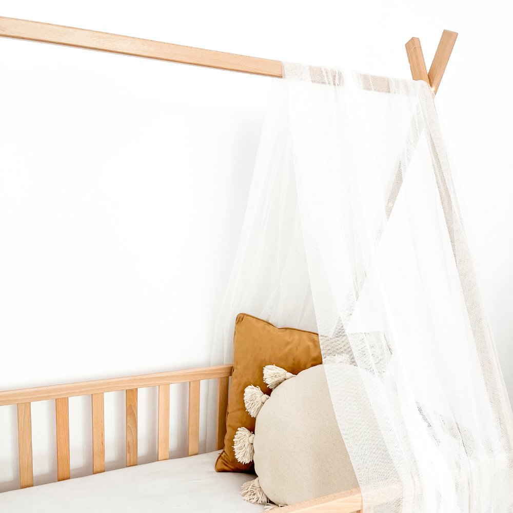 Tipi babybed naturel detail met hemel en kussen