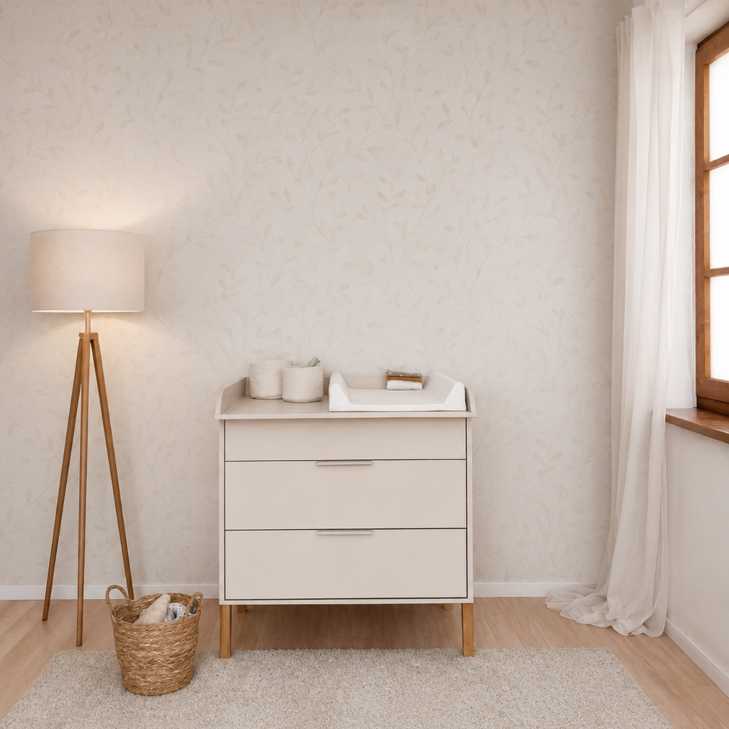 Noor commode cashmere in kinderkamer met vloerlamp