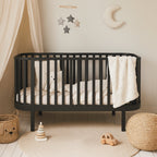 Grand kinderbed zwart als sofa in kinderkamer