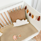 Noor babybed 140x70 wit in kinderkamer met slinger