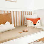 Noor babybed 140x70 wit met vos-kussen in babykamer