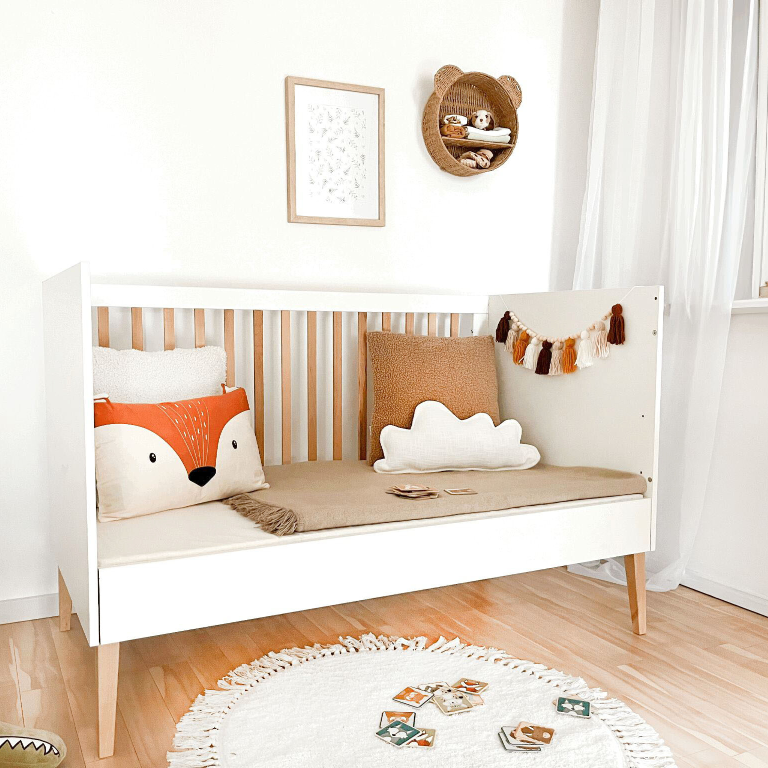 Noor babybed 140x70 wit omgebouwd tot bankje in kinderkamer