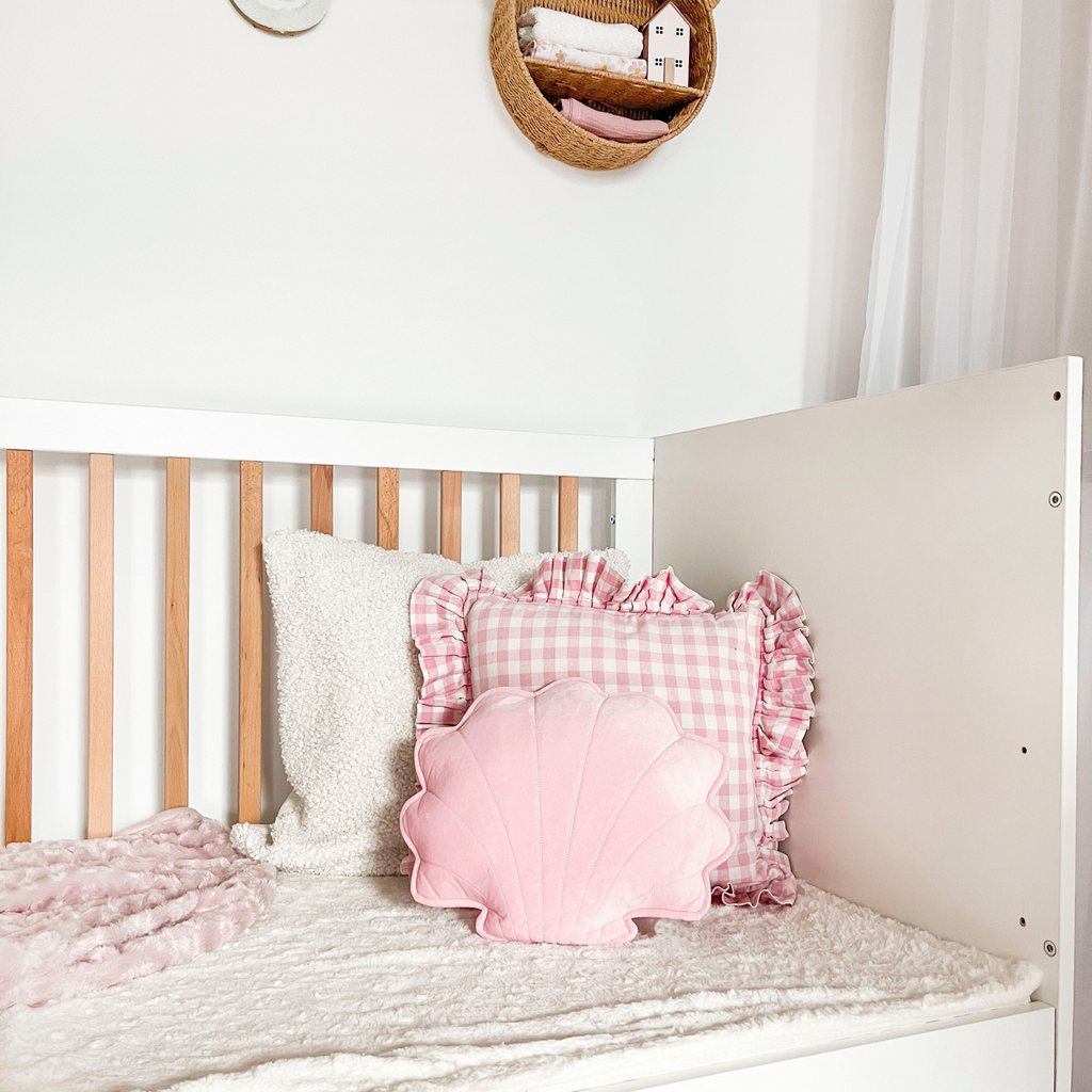 Noor babybed 140x70 wit met roze schelpkussen