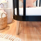 Principal kinderbed zwart detail houten poot