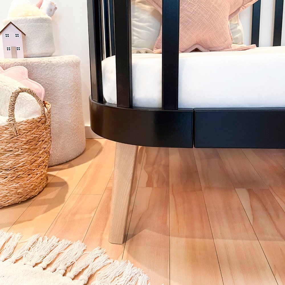 Principal kinderbed zwart detail houten poot