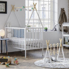 Tipi babybed wit in kinderkamer met tipi-design