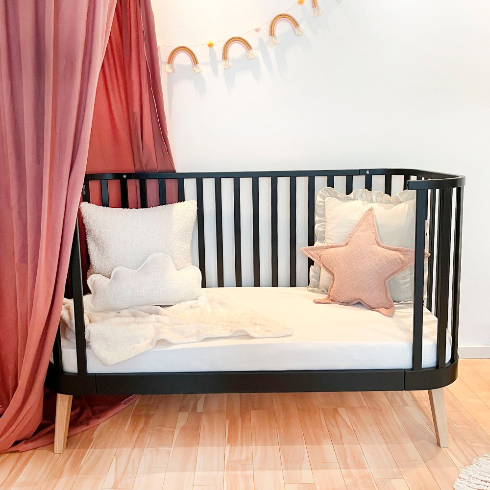 Principal kinderbed zwart als sofa in kinderkamer