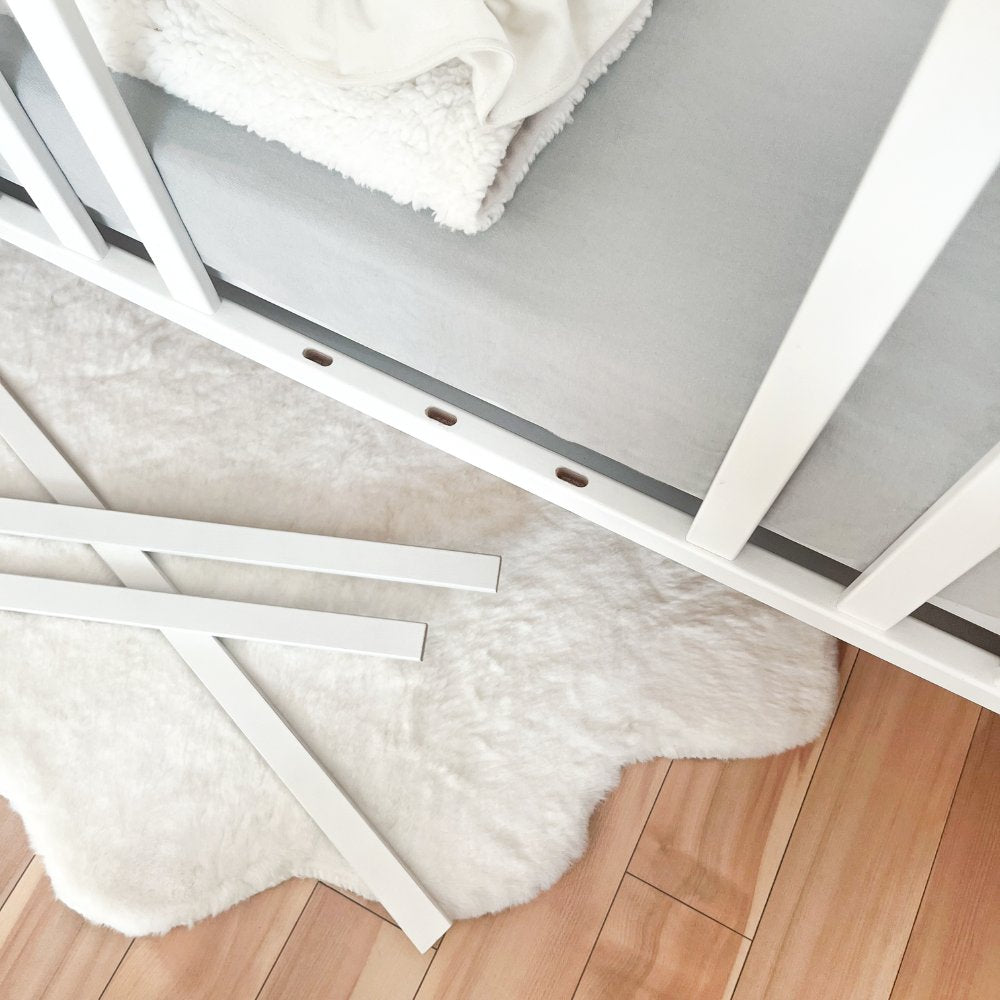Tipi babybed wit detail met dekentje en spijlen