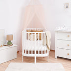 Grand kinderbed wit in babykamer met roze hemel