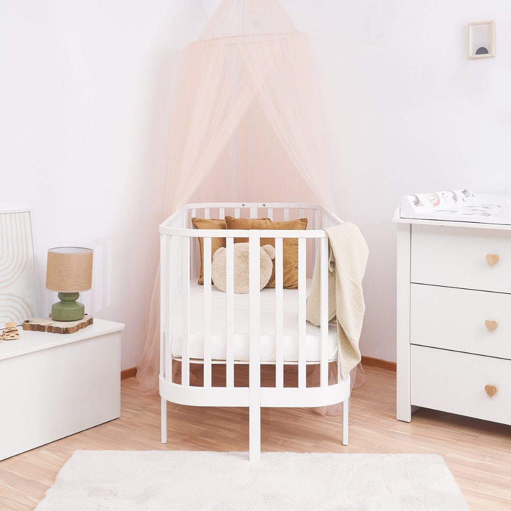 Grand kinderbed wit in babykamer met roze hemel