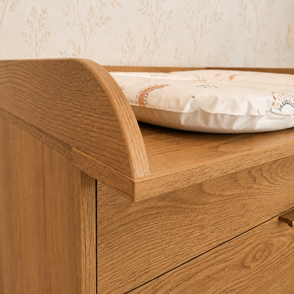 Noor commode karamel eiken, detail verschoonblad hoek