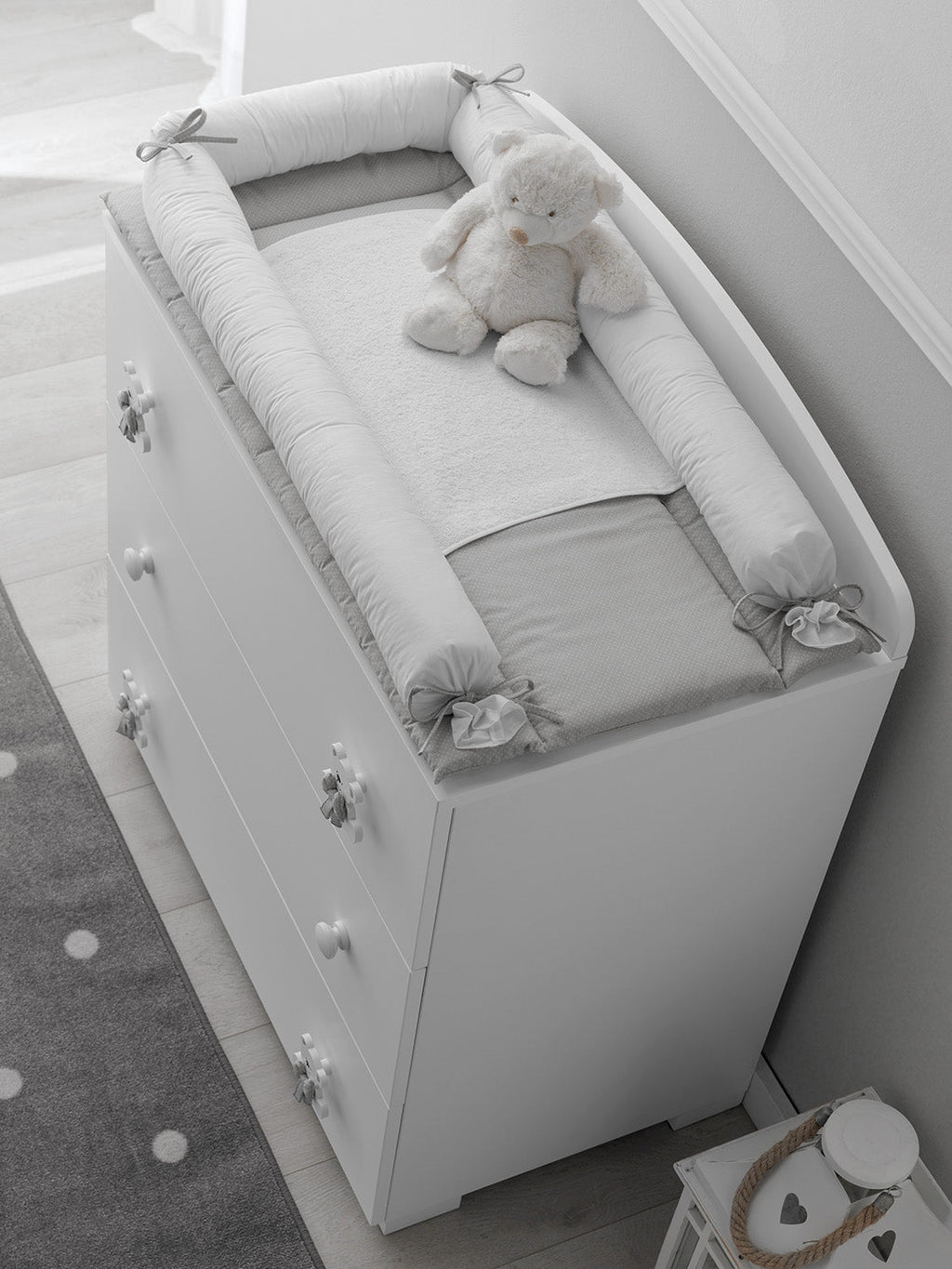 Bas ovaal babybed in wit met grijze accenten, detail