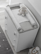 Bas ovaal babybed in wit met grijze accenten, detail