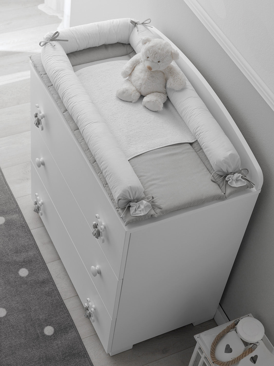 Bas ovaal babybed in wit met grijze accenten, detail