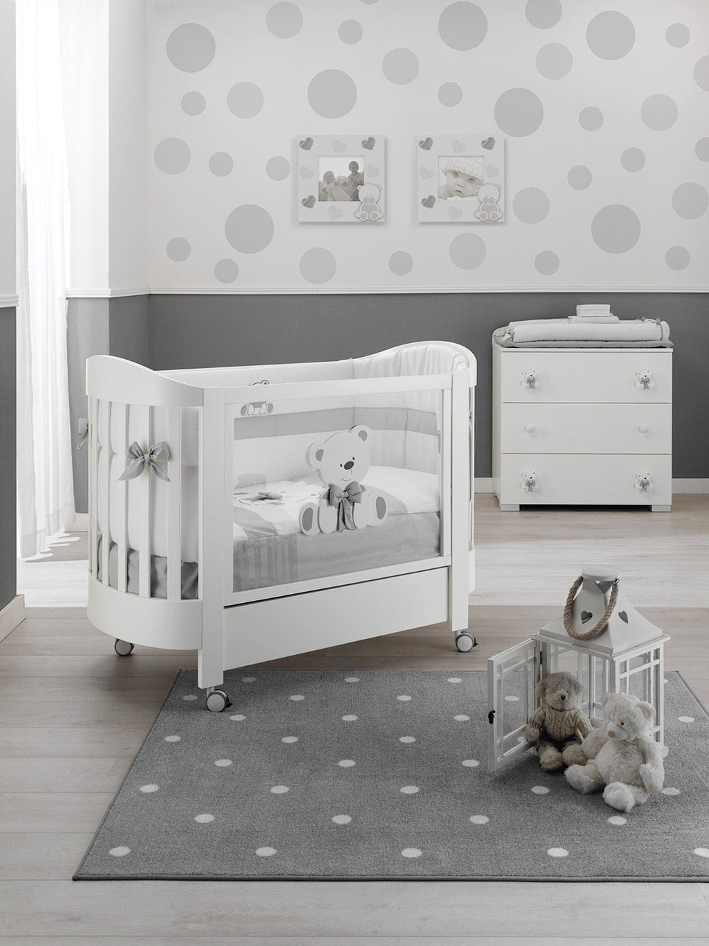 Bas ovaal babybed in wit met grijze accenten, sfeerbeeld