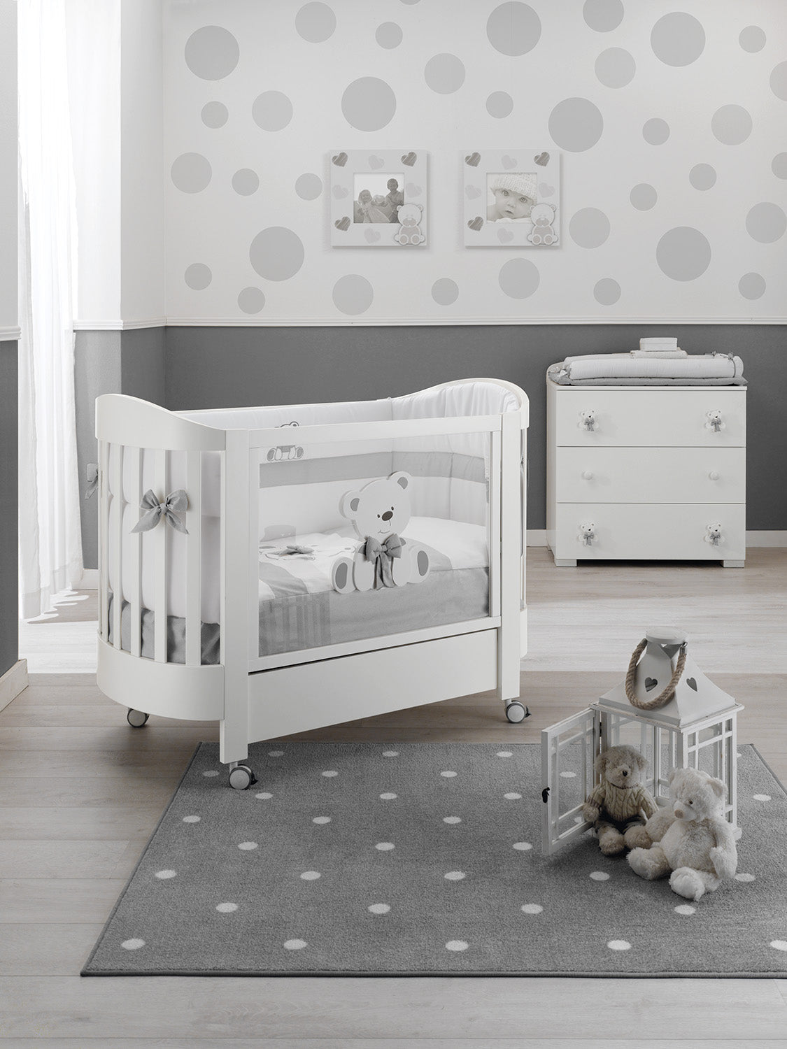Bas ovaal babybed in wit met grijze accenten, sfeerbeeld