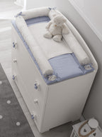 Bas ovaal babybed in wit met lichtblauwe accenten, detail