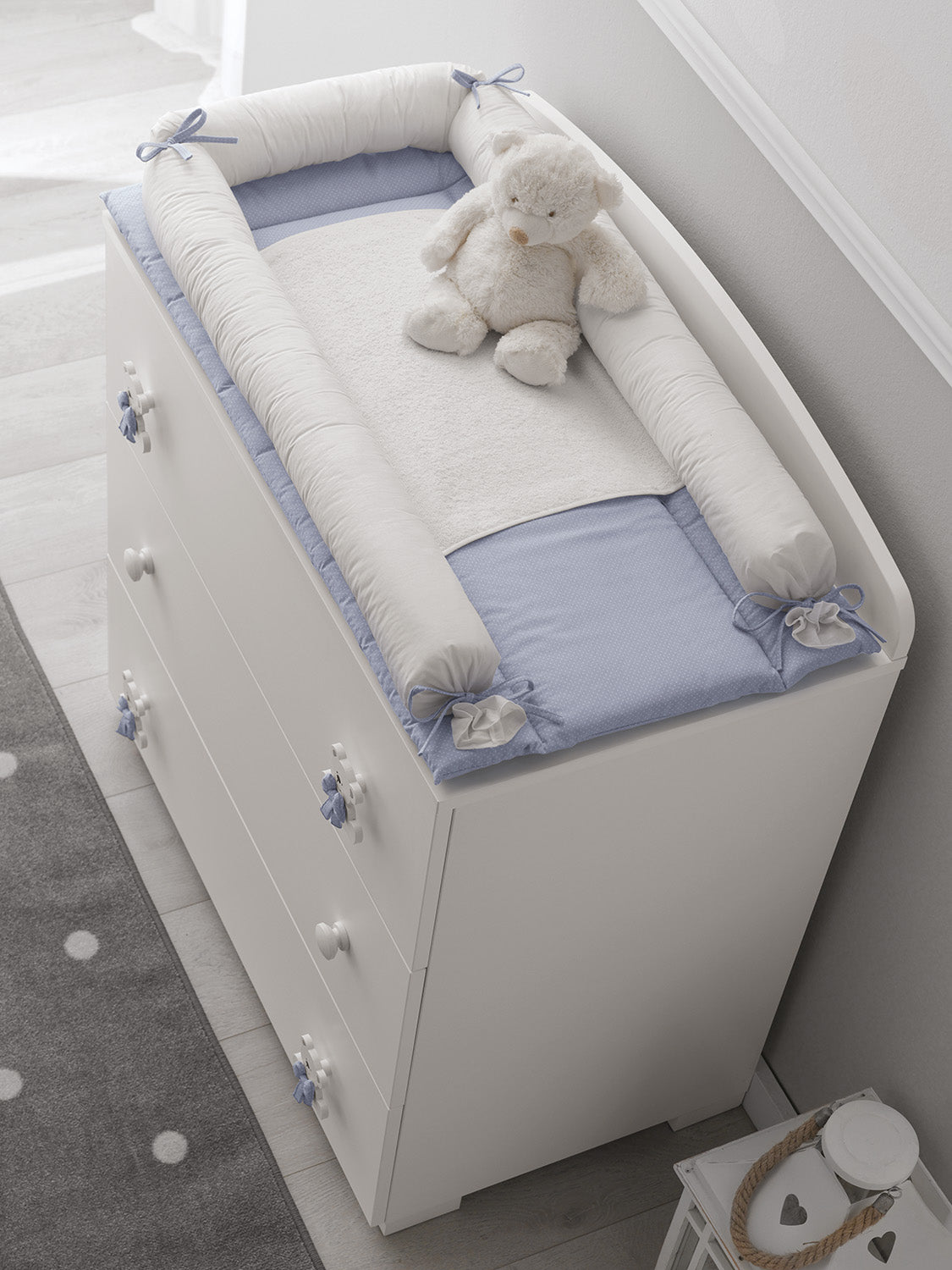 Bas ovaal babybed in wit met lichtblauwe accenten, detail