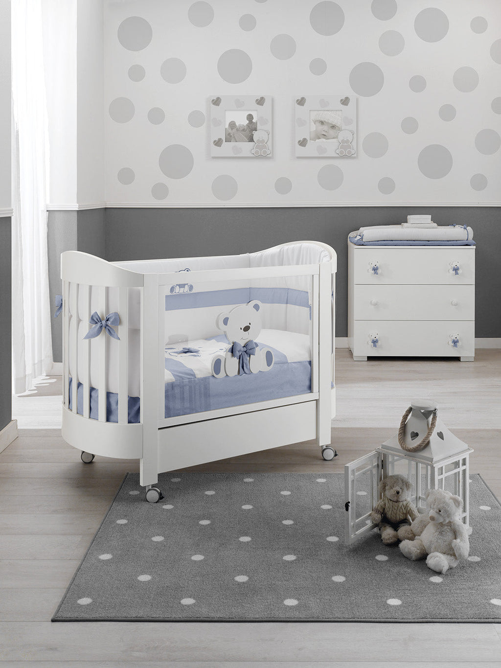 Bas ovaal babybed in wit met lichtblauwe accenten, sfeerbeeld
