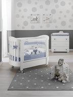 Bas ovaal babybed in wit met lichtblauwe accenten, sfeerbeeld