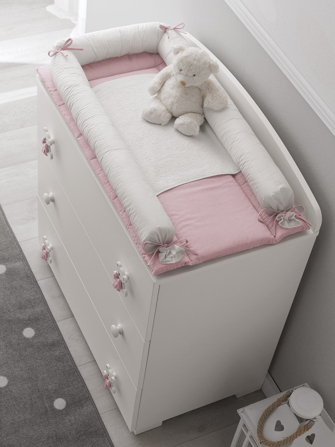 Bas ovaal babybed in wit met roze accenten, detail