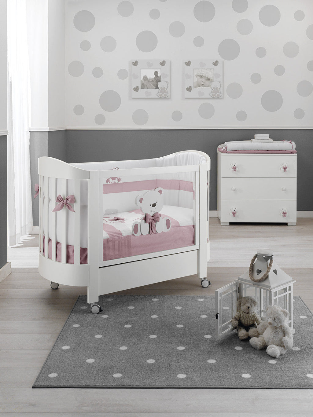 Bas ovaal babybed in wit met roze accenten, sfeerbeeld