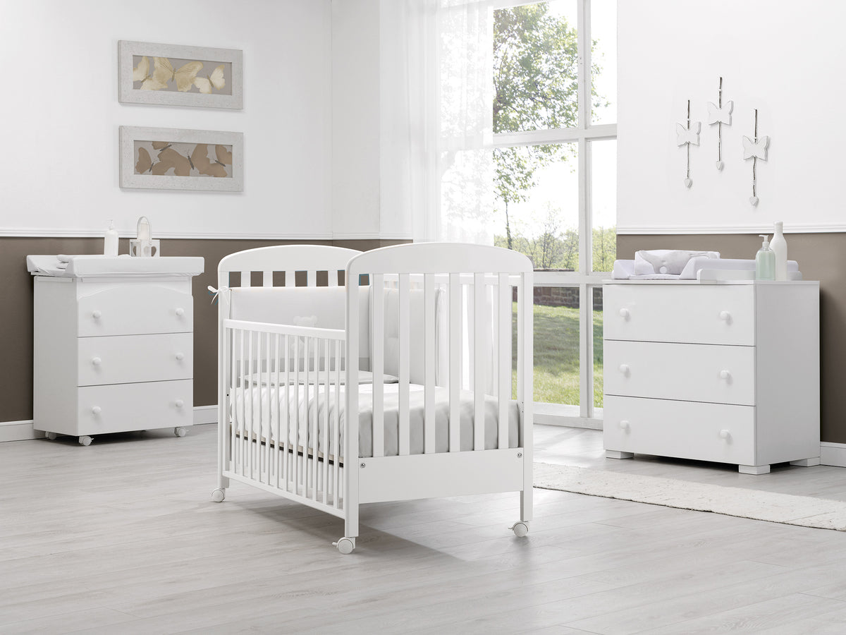 Fien babykamer met babybed, commode en kast