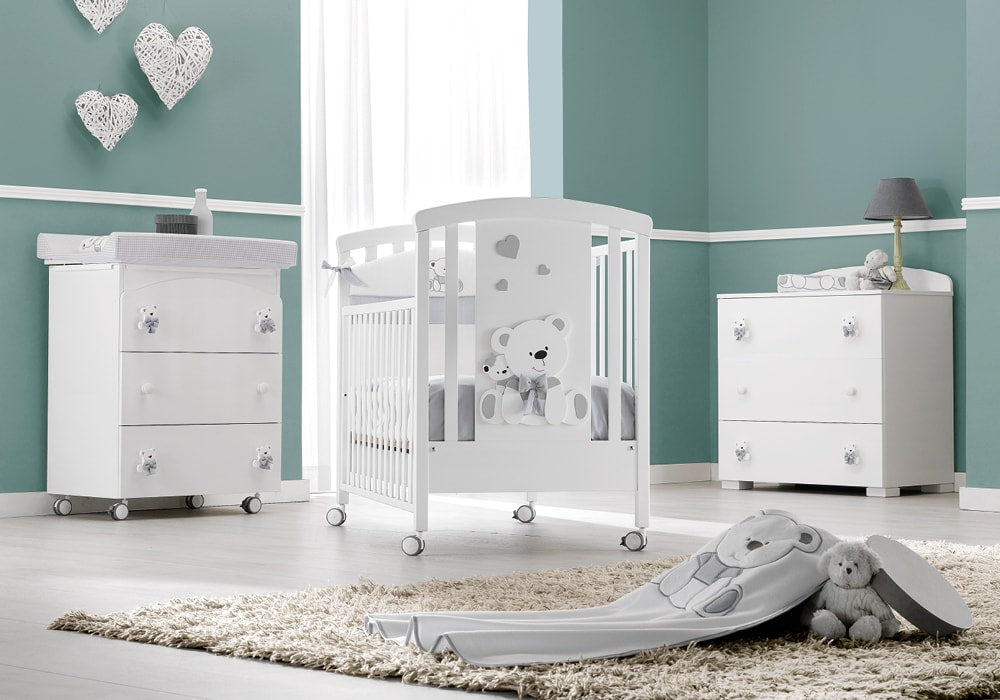 Bas babybed met verstelbare bodem en verschuifbare zijwand