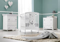 Bas babybed met verstelbare bodem en verschuifbare zijwand