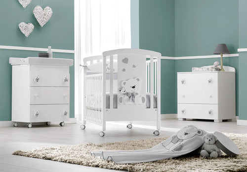 Bas babybed met verstelbare bodem en verschuifbare zijwand