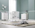 Bas babykamer in wit en grijs met bijpassende meubels