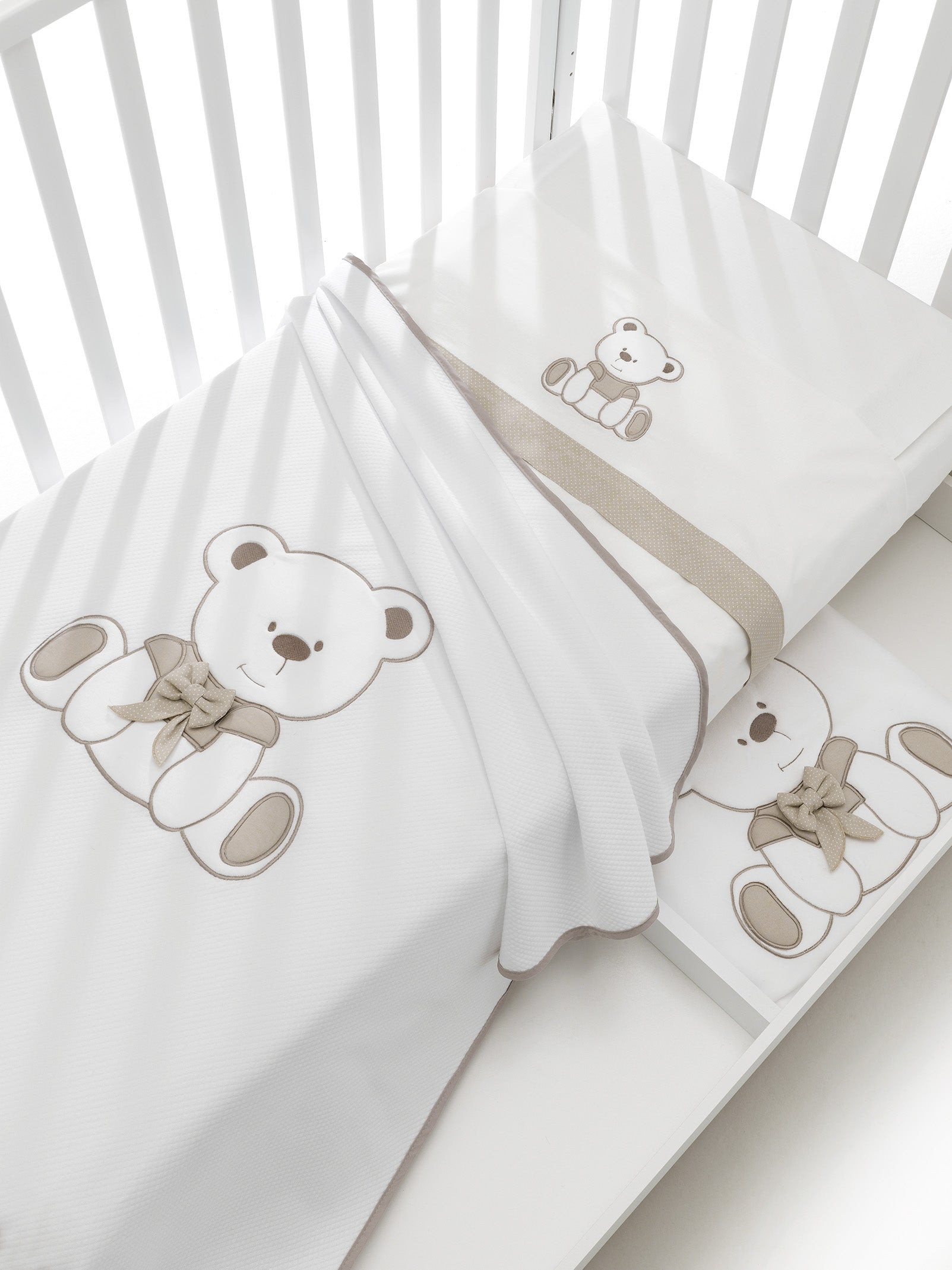 Bas textiel in tortora volledig zichtbaar in babybed